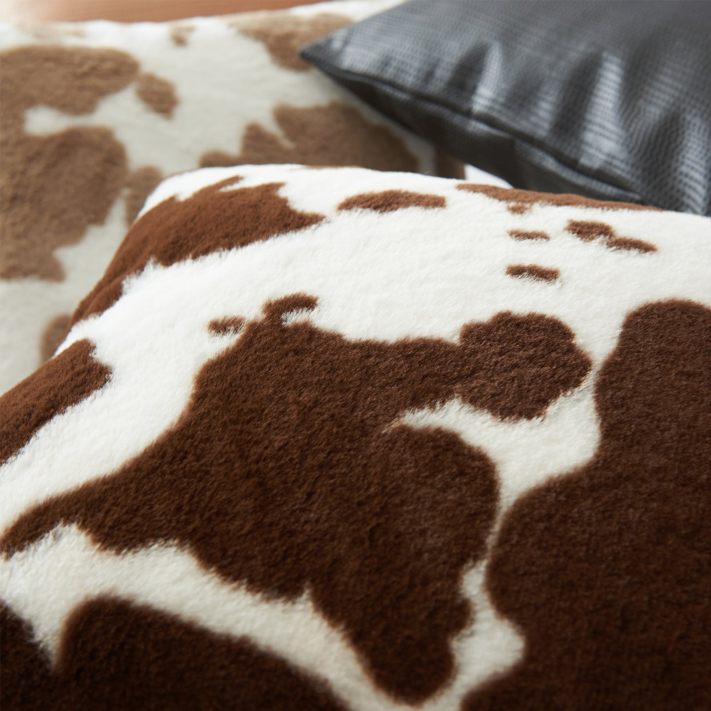 CCHDZ，HOSTECCO Cowhide Western Pillow Covers Plush Fluffy Pillow Cases for Couch Living Room